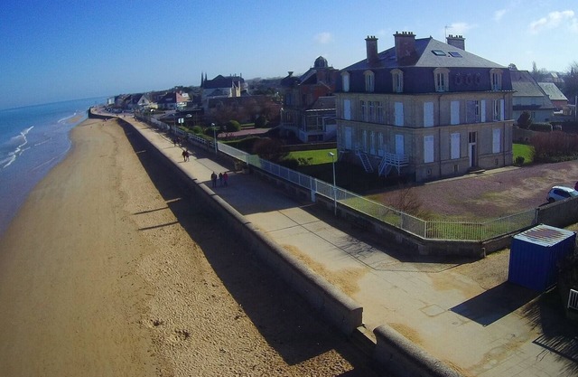 L'Horizon Bleu (Blue Horizon), sea front