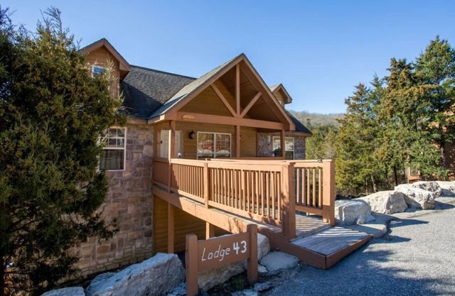 L043, 2-Bedroom Luxury Cabin Nestled in the Woods