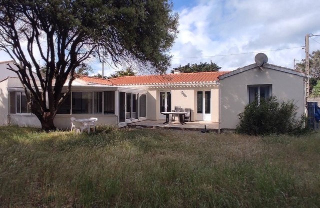 La Bavardelle: house for 10 people, 100 m from the beach, large garden