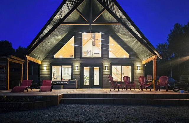 La Biche de Coulonge – Luxury 4-Season Waterfront Cottage