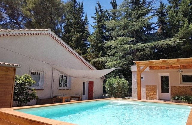 La Briandière. Air con, pool, garden, internet.