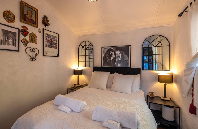 La Casa Al Mare - La Casa Al Mare is a restored 1930s cottage with stunning sea views over Onetangi Beach. It features timber floors, WiFi, Smart TV, and a full kitchen. Sleeps 5 across 3 bedrooms, including a separate sleepout. Enjoy sunny decks, op
