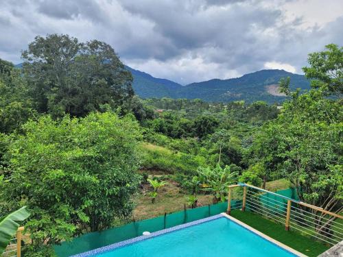 La Casa Grande-Piscina con vista y yarda verde