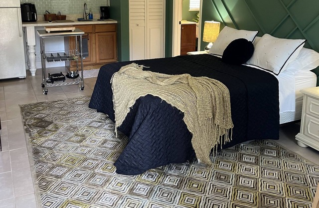 La Casita at Jupiter. Stylish private studio with side yard. Centrally located.