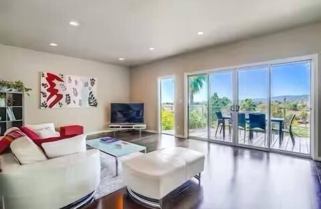 LA Chic Stunning Views & Sunsets close to Griffith Park Observatory & Hollywood
