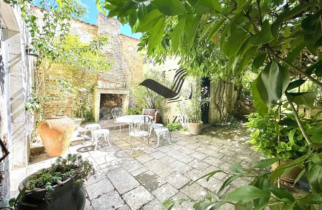 La Maison de la Glycine - Located in the heart of town