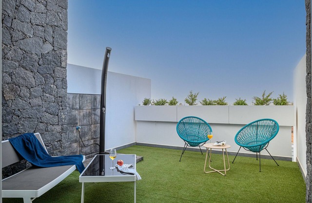 La Marinera House - Near the beach, fast wifi, air-con on main Bedroom and SAT tv