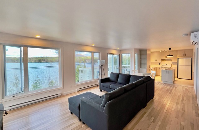 La Petite Marine, un Refuge Paisible Avec vue sur le lac Dargent a Eastman Qc