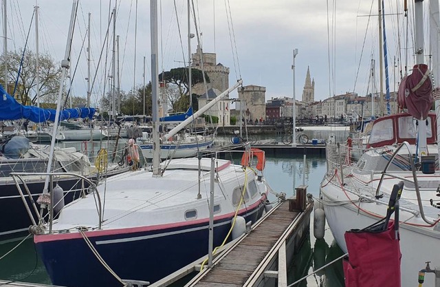La Rochelle voilier hotel à quai centre ville vieux port