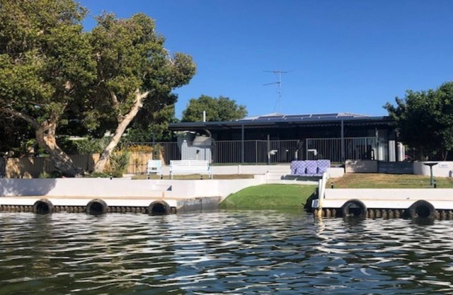 La Siesta On The Canal - Pizza Oven, Paella, Park your boat on private jetty!