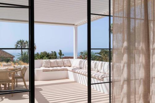 La Villa Pura Vida San Diego - Luxury Villa with Wonderful Sea View - Direct walking access to beach! 5 min from Sotogrande
