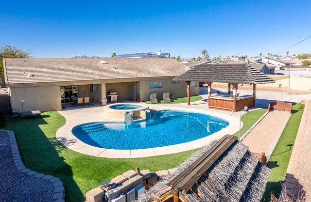 LAGOON STYLE OASIS! HUGE ENTERTAINING YARD!