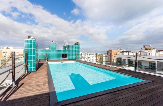 Lagos Marina apartment with pool & gym