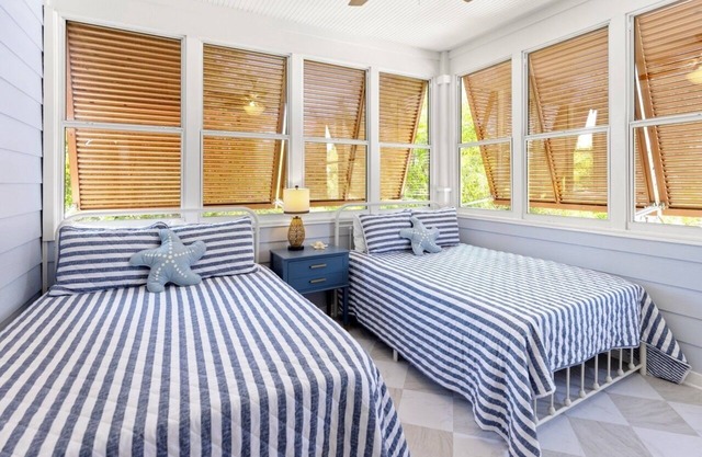 Laguna Cove Pcb Beach Home 1 Block to the Beach, 1 Block to Mcguires! 5 Bedroom