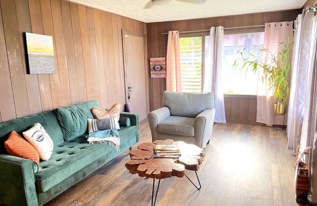 Laidback Island Living Close to Beach & Shopping