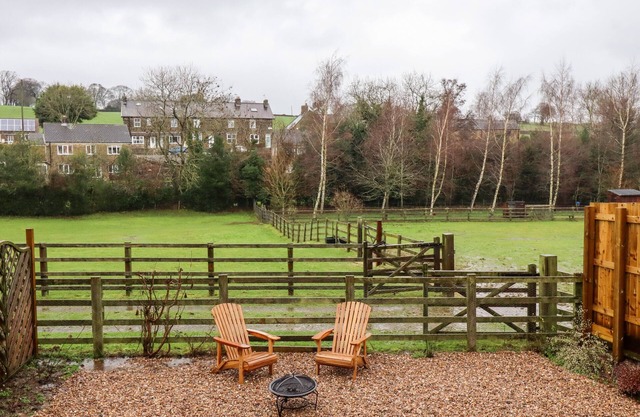 LAIR CLOSE COTTAGE, pet friendly, with a garden in Shaw Mills