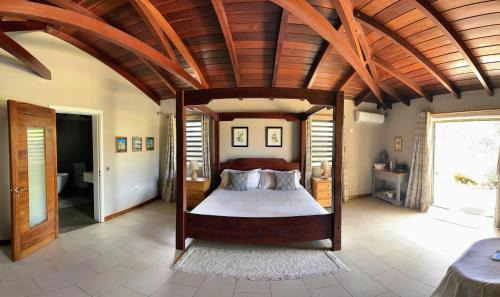 Lakaz Kannell - Cinnamon Room- Luxury Bedroom and Bathroom infinity pool