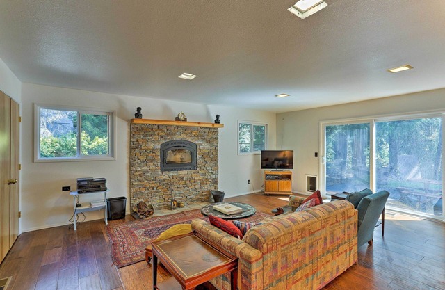 Lake Almanor Country Club Home w/Views!