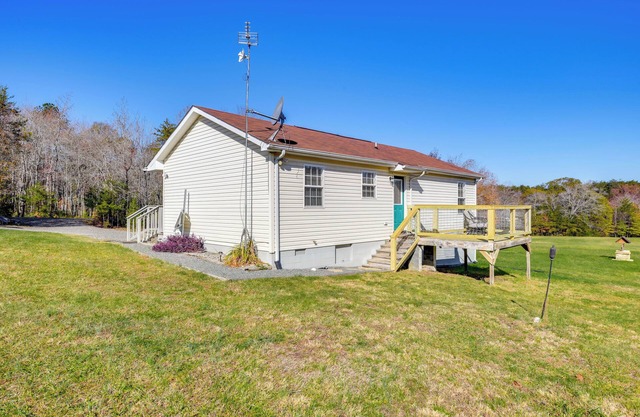Lake Anna Getaway w/Fire Pit + Dock Access!