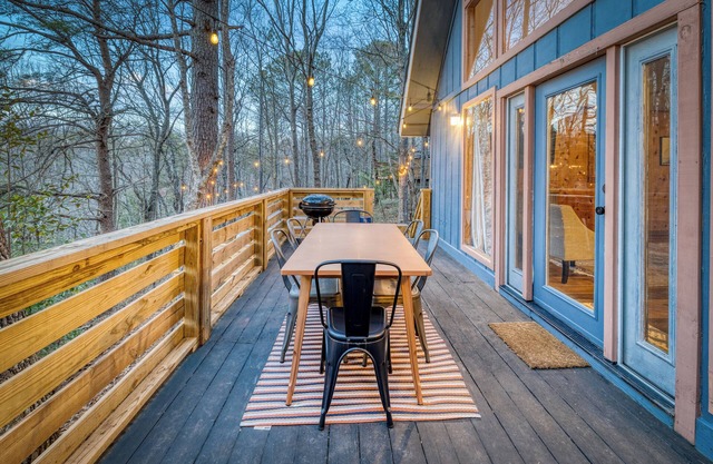 Lake cabin with firepit & games, near excellent swimming, mtn biking, & hiking