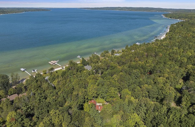 Lake Charlevoix lakefront, 3 bedrooms, sleeps 8