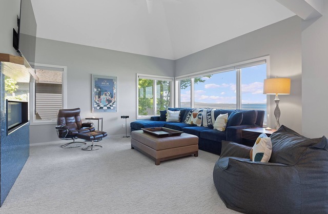Lake Charlevoix lakefront, 3 bedrooms, Sunset Views