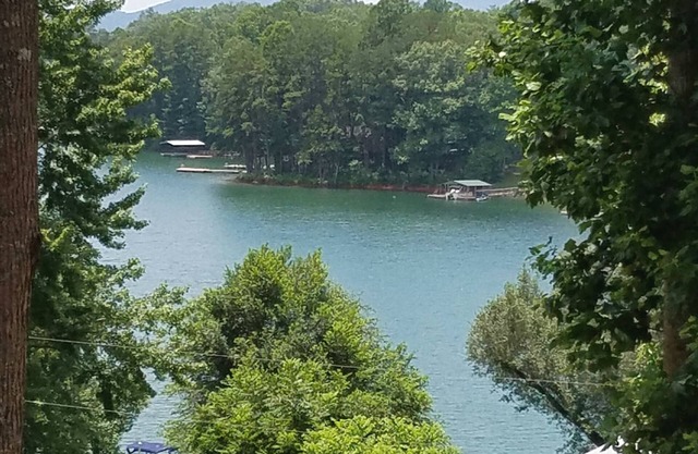 Lake Chatuge Country Cottages - Redbud Retreat FREE WiFi, Parking & Prem Chnls