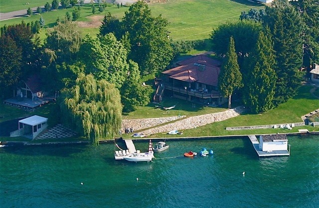 Lake Chelan family home on the water
