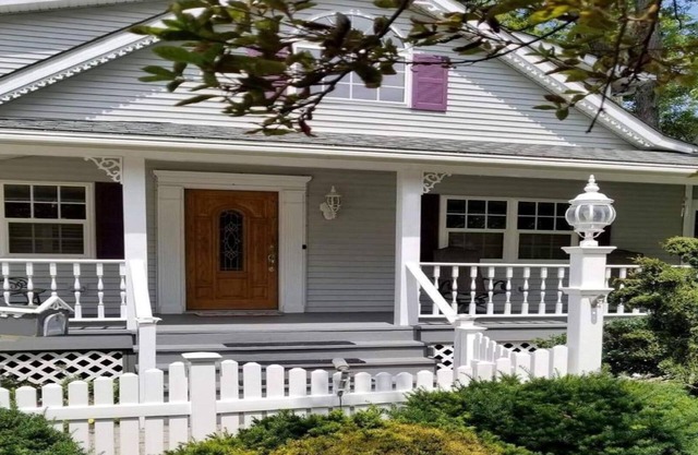 Lake Erie 3bed/2bath Colonial, near beaches, Cedar Point, Sport Force & more!