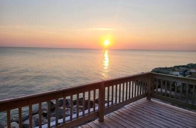 Lake Erie Water Front Home Private Beach w/Tower