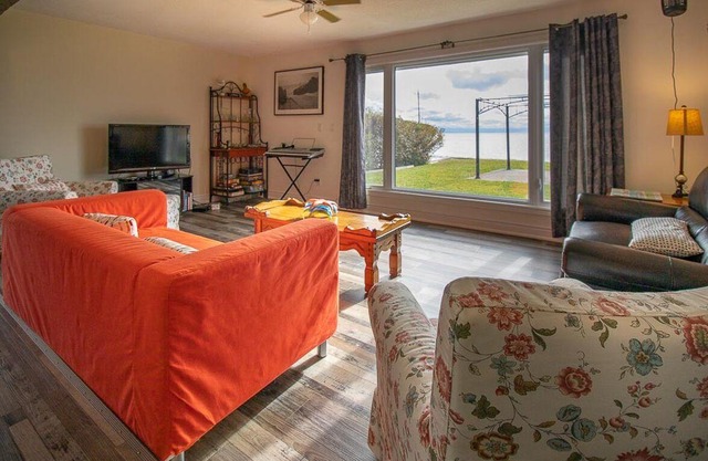 Lake Erie Waves - Great Views of Lake Erie, Beach just 5 minutes away!