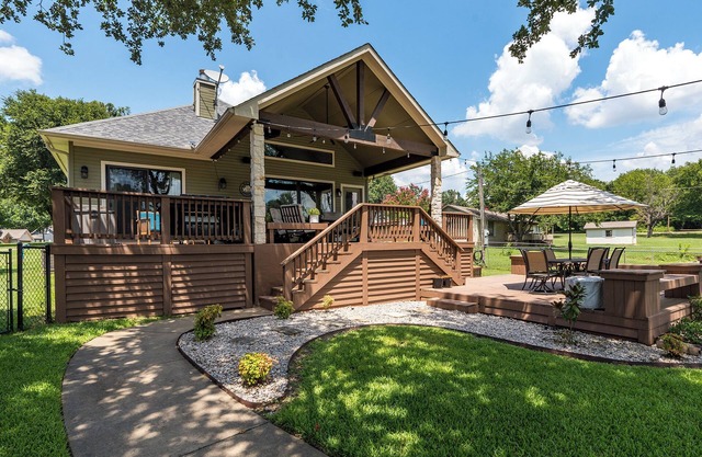 Lake Escape – Private Deck, Fire-pit & Fishing Dock