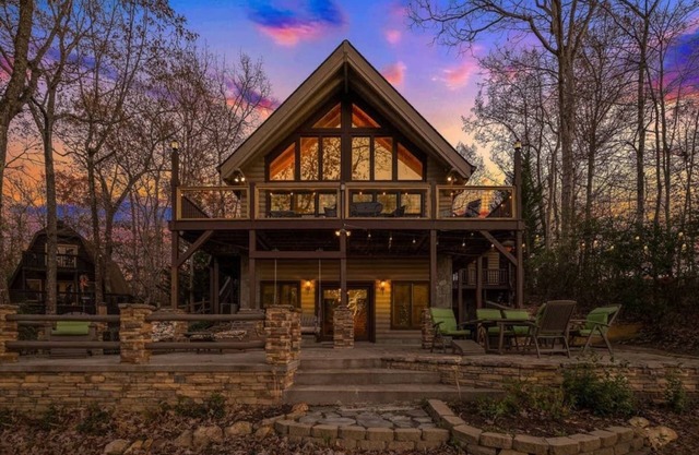 Lake Front, Beautiful views, Gentle slope to Lake, Hot tub, Close to Downtown.