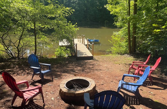 Lake Front cottage near shopping. Quiet cove on Lake Norman. With lake toys