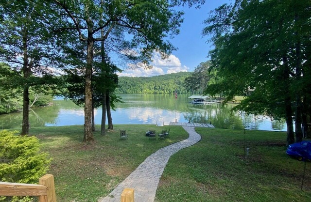 Lake Front Cottage w/dock-Sleeps 10-1story-Relax-Dog Friendly
