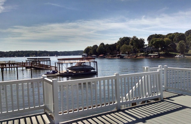 Lake Front Home With Beautiful Veiw And Deep Water