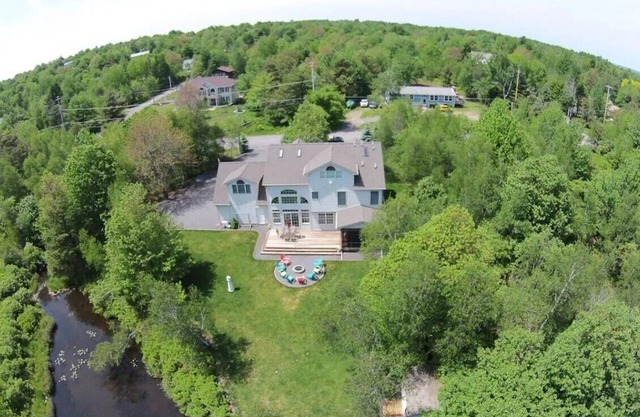Lake Front-Luxury Retreat- Hot Tub- Game Room
