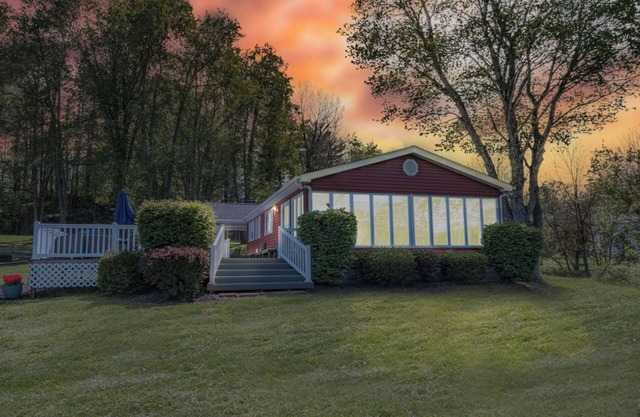 Lake Front Oasis: 3 bedroom + 2 bathroom cottage with fishing dock on Lake Logan