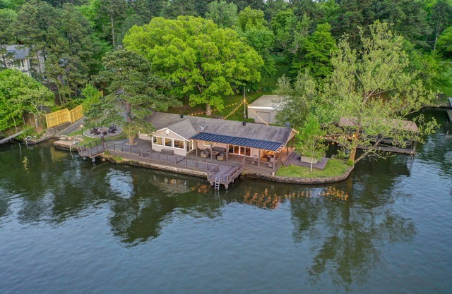 Lake Front Property/Hot Tub/Huge Deck/Game Room/Boat Ramp & Dock!