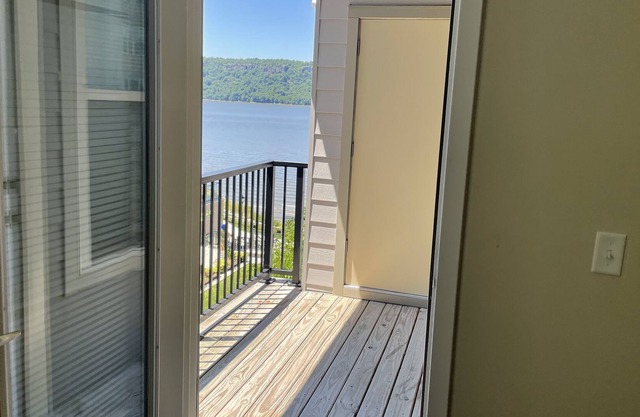 Lake Front Updated apartment with Amenities