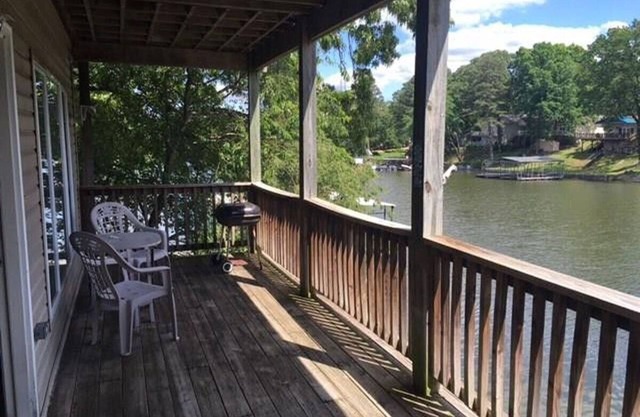 Lake front w/private boat slip - sleeps 6 - weekly discount !