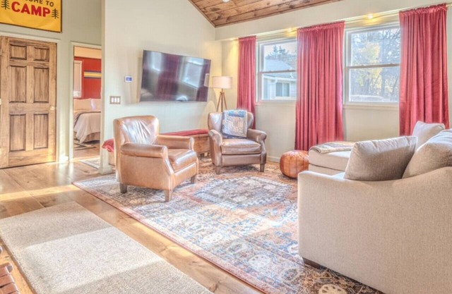Lake George Luxury Cabin (2 bed/2 bath)