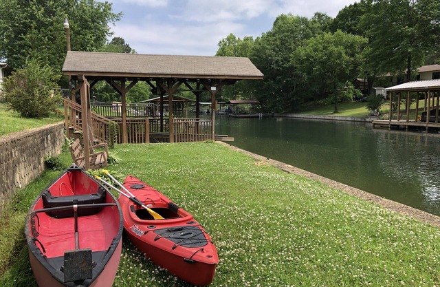 Lake Hamilton Canal W/hot tub 3/2 Home - w/Canoe & Kayaks!