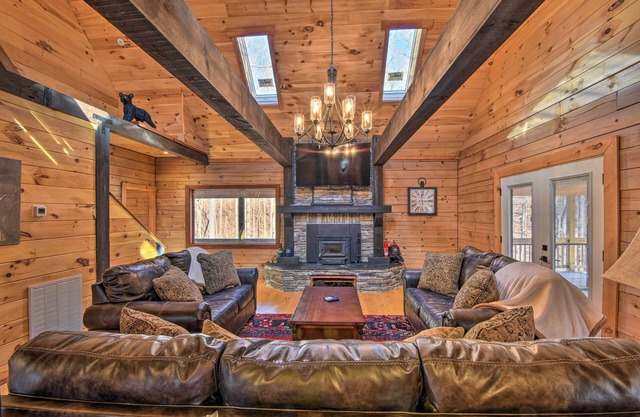Lake Hartwell Area Cabin w/Community Pool Access!