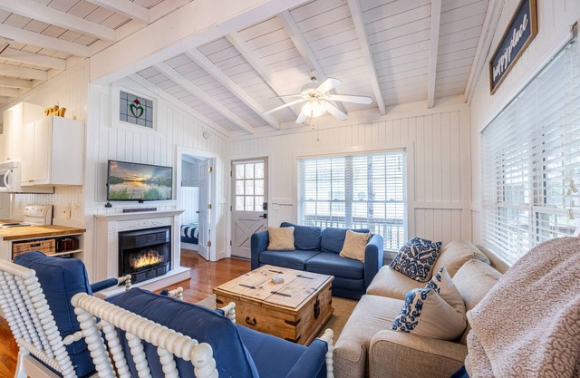 Lake Hartwell Waterfront Cottage with Game-Room Sleeps 9