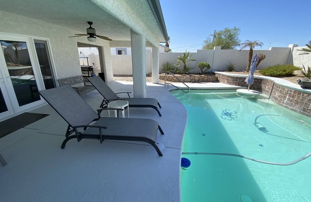 Lake Havasu Hideaway w/pool, spa, and lots of parking.