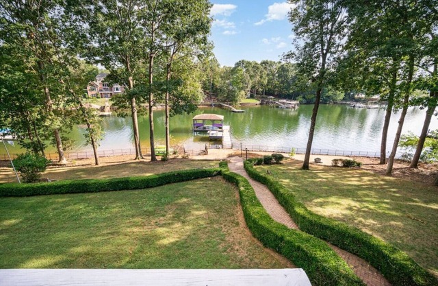 Lake House Getaway.Where memories are made and worries are left behind!
