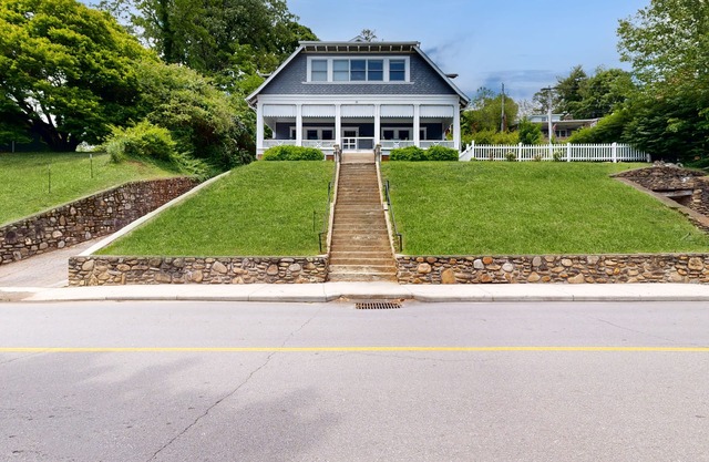 Lake Junaluska Retreat: Gas Grill, Family Fun and Serene Views