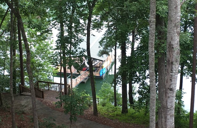 Lake Keowee Lake Front- 90 day min