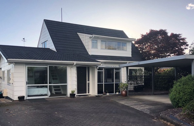 Lake & Mountain Views walking distance to CBD